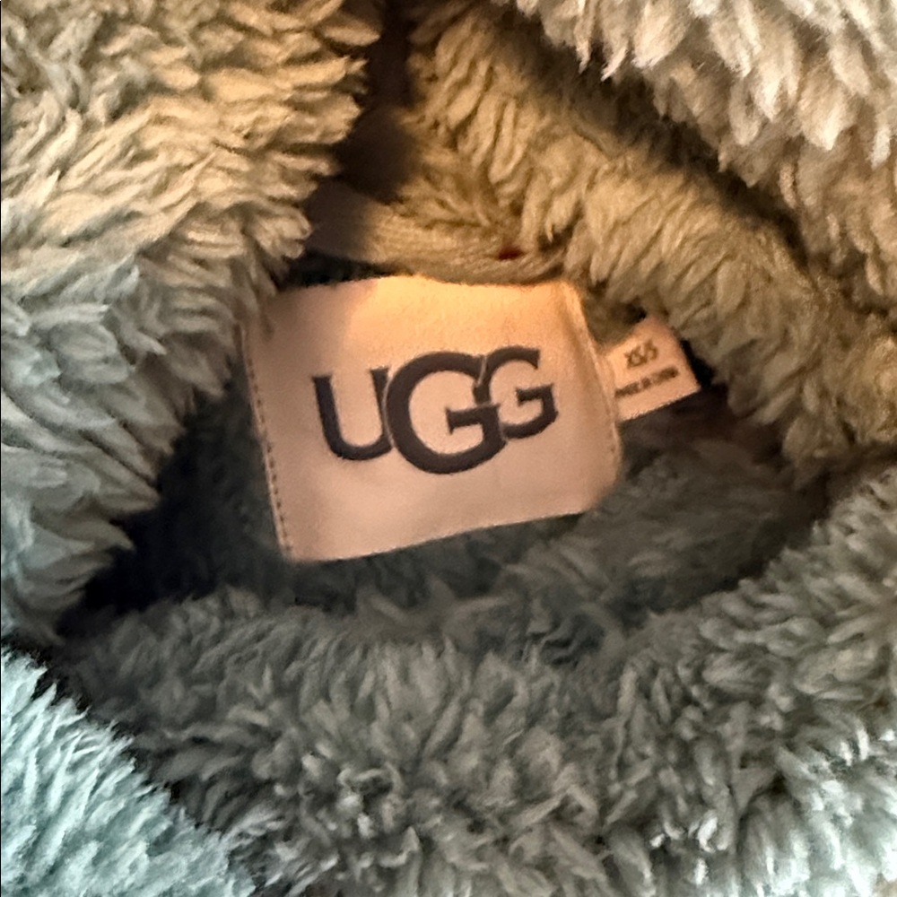 UGG Fuzzy Green Sherpa comfy - Picture 2 of 4